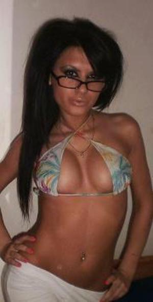 Shelley from Quebec is looking for adult webcam chat